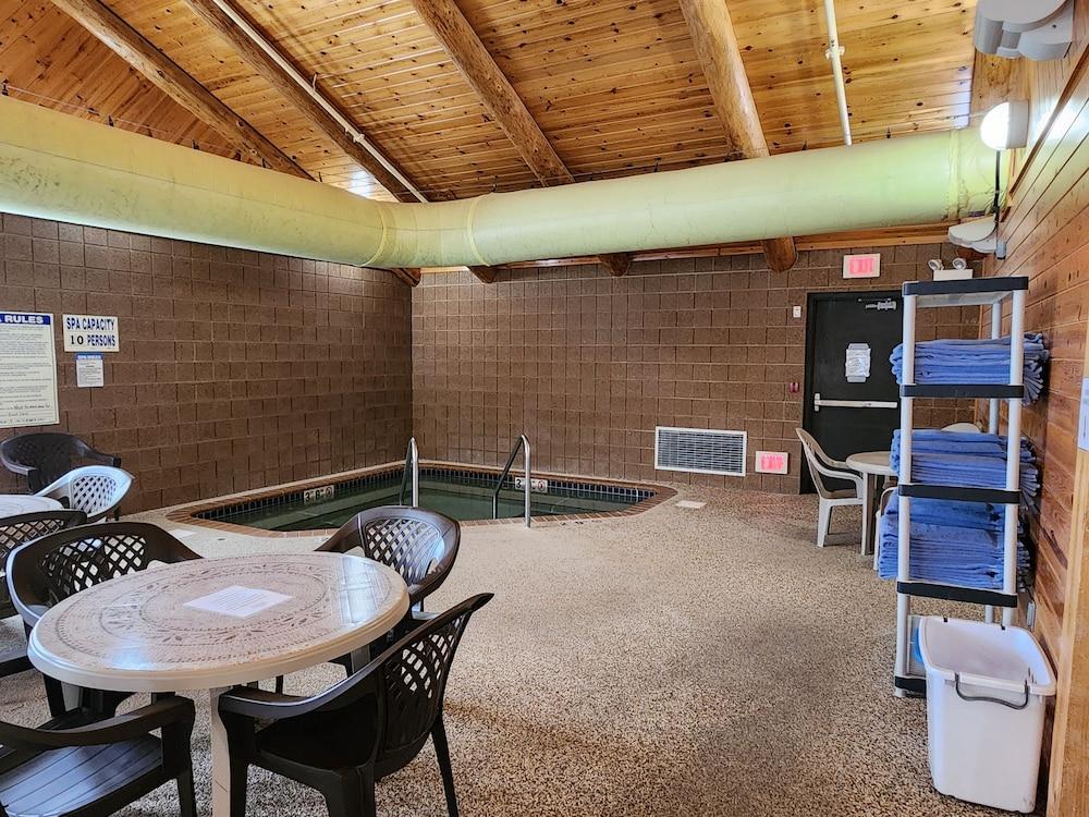 Pine Peaks Lodge & Suites photo 19