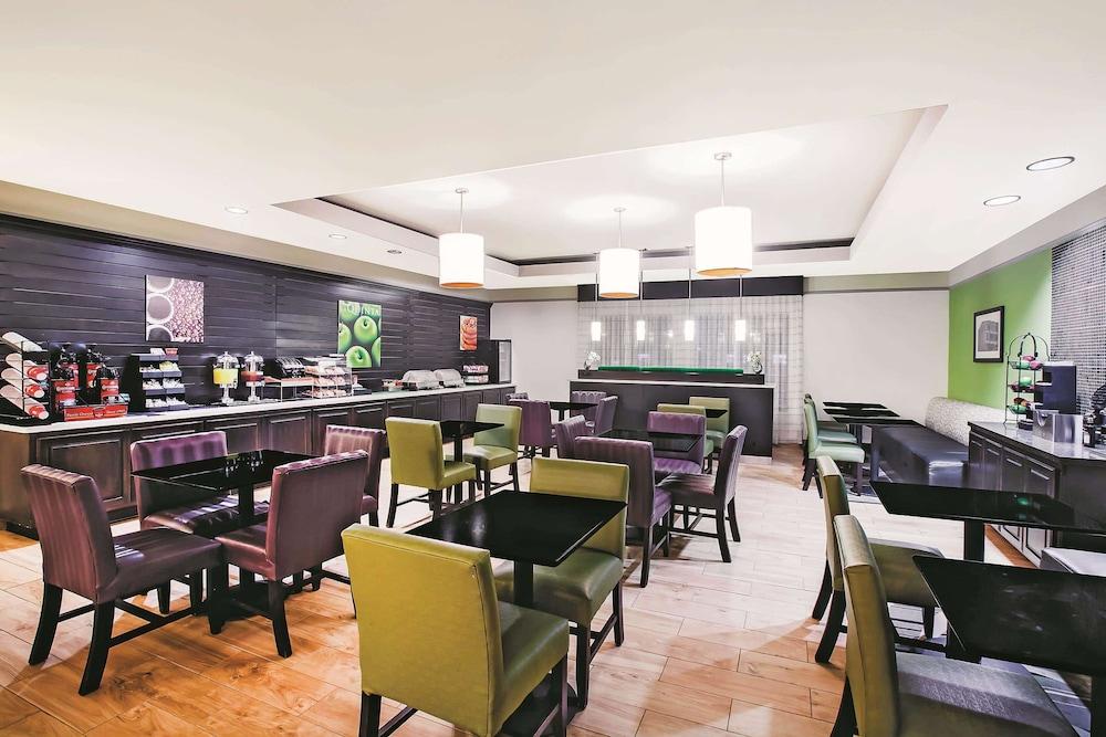 La Quinta Inn & Suites by Wyndham Beaumont West photo 26