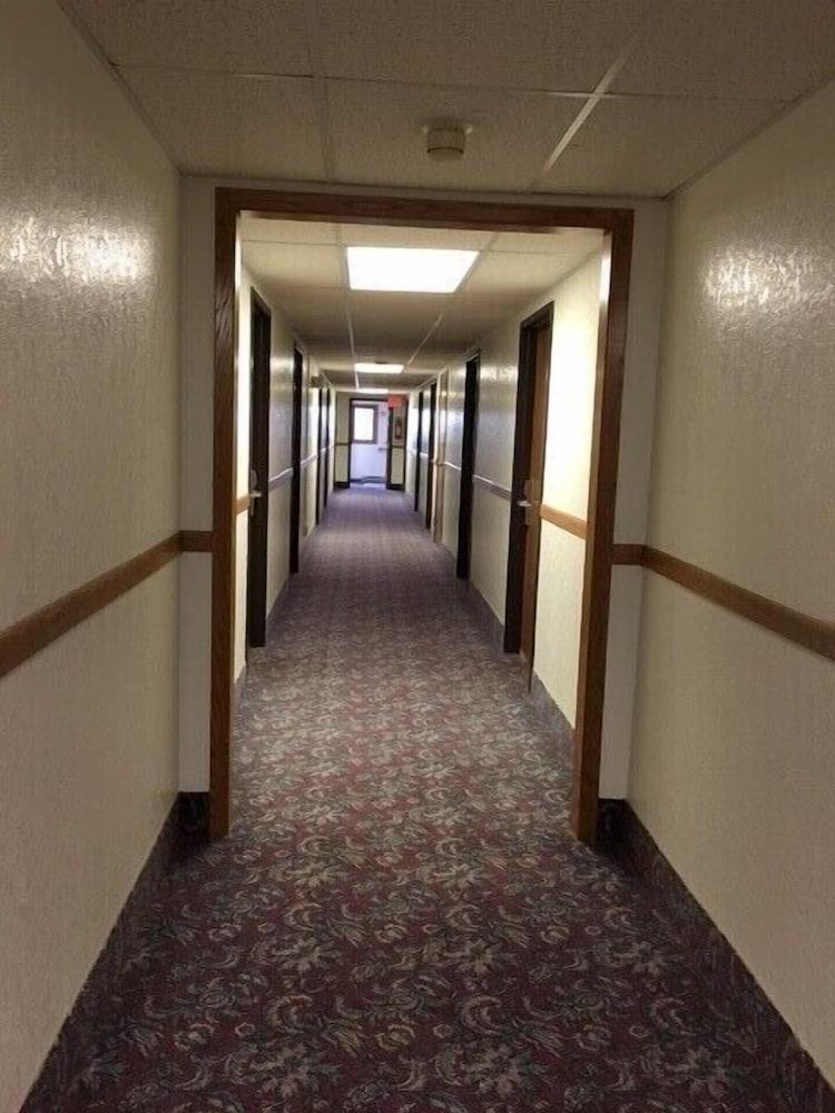 Clarion Hometown Inn photo 21