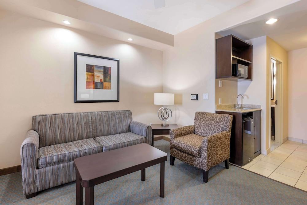 Best Western Plus Midland Suites photo 28