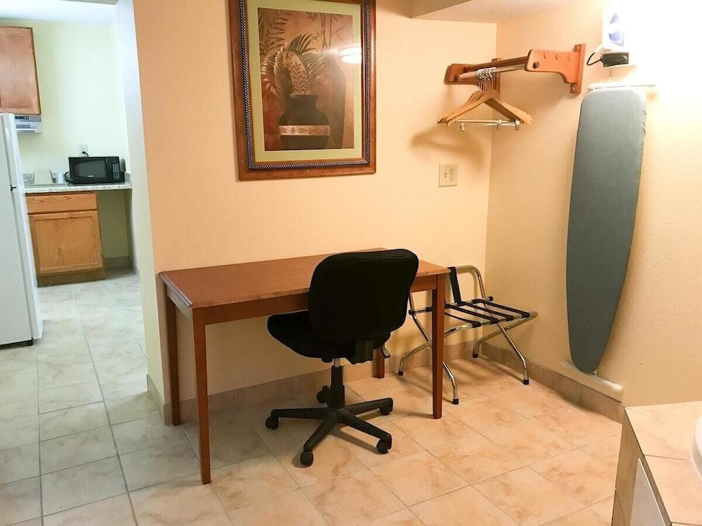 HomeTown Inn & Suites photo 15