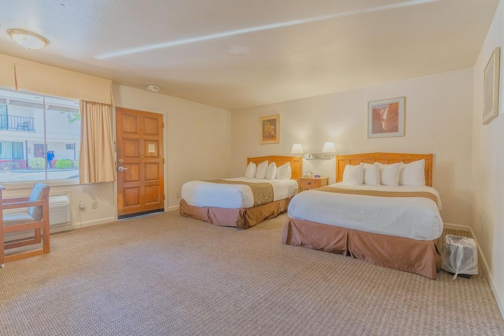 Mariposa Lodge photo 25