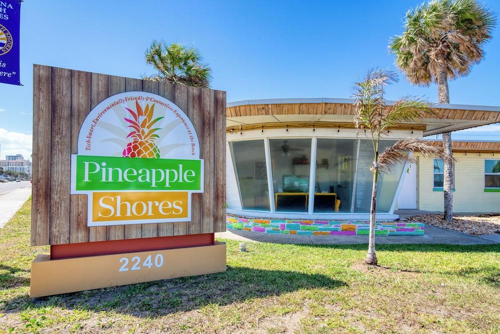 Pineapple Shores Retro Inn photo 1