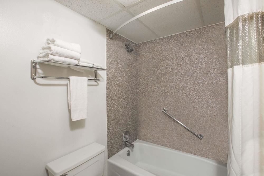 Travelodge by Wyndham Great Bend photo 13