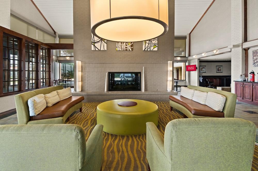 Red Roof Inn & Suites Irving – DFW Airport South photo 3