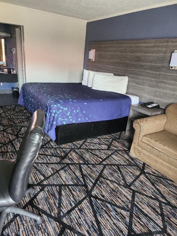 Americas Best Value Inn Forest photo 24