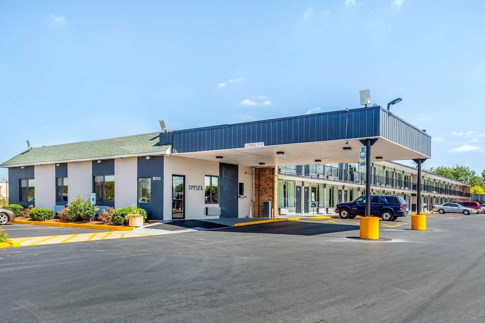 Econo Lodge Shorewood photo 1