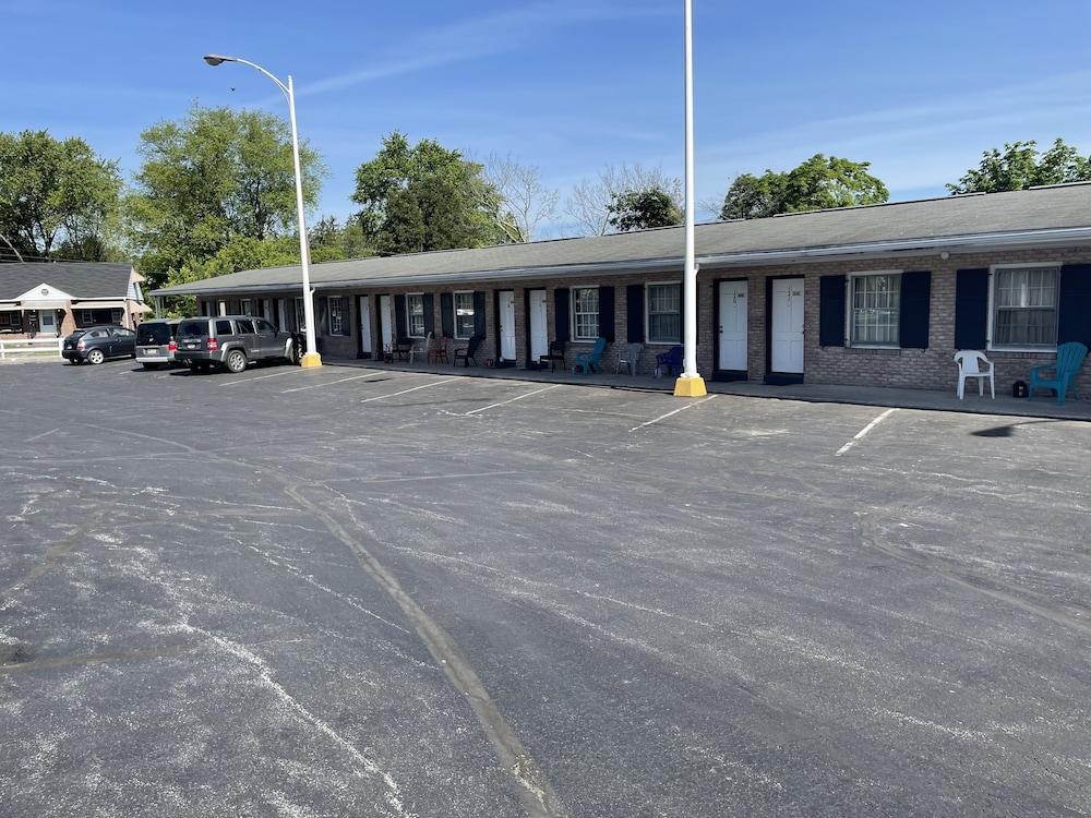 Budget Host Three Crowns Motor Lodge photo 34