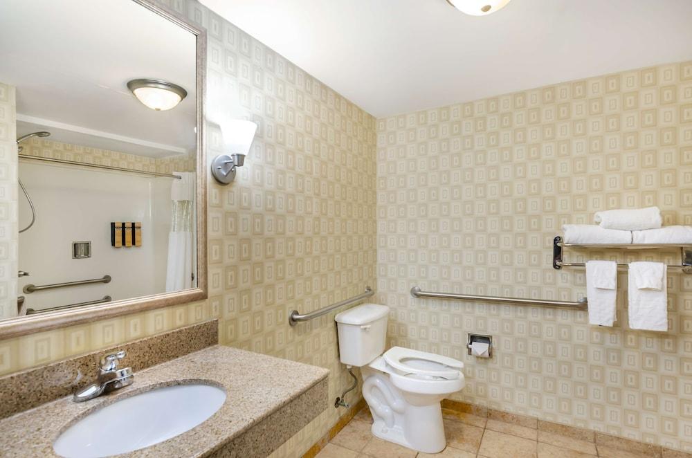 Best Western Plus Waynesboro Inn & Suites Conference Center photo 13