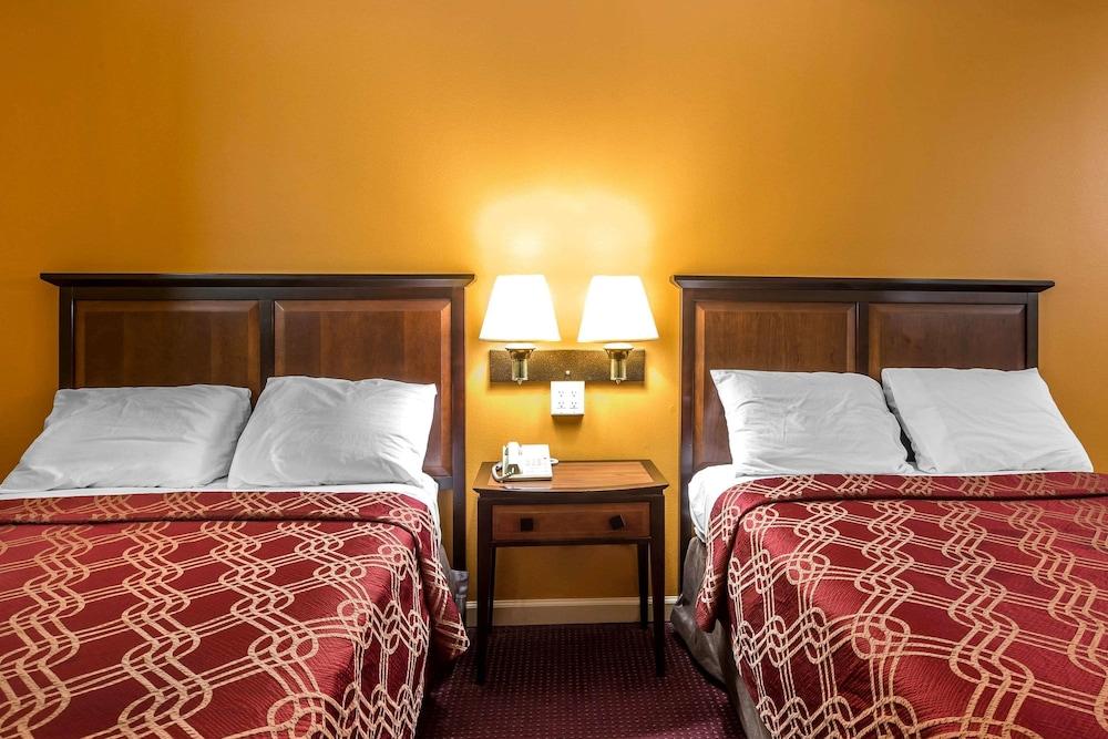 Econo Lodge At Six Flags photo 3