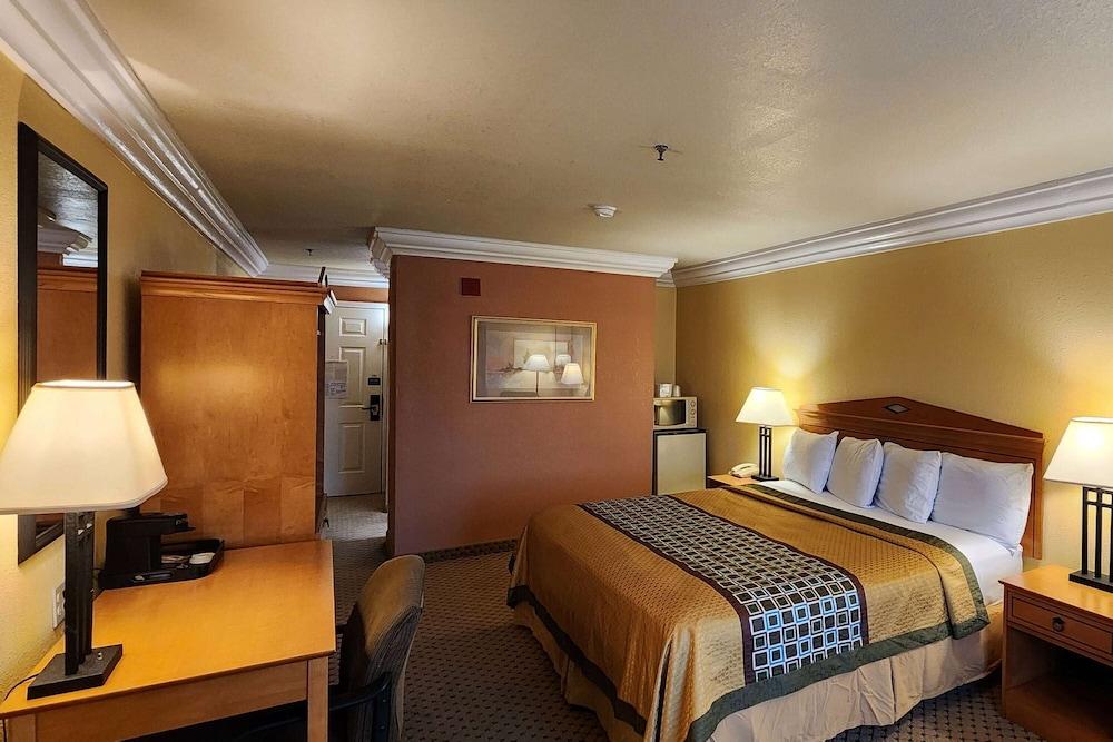 Super 8 by Wyndham Temple I-35 photo 12