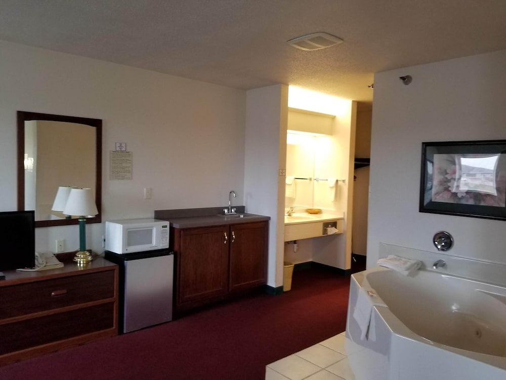 Bilmar Inn & Suites by Hotel O Hwy 77 photo 15