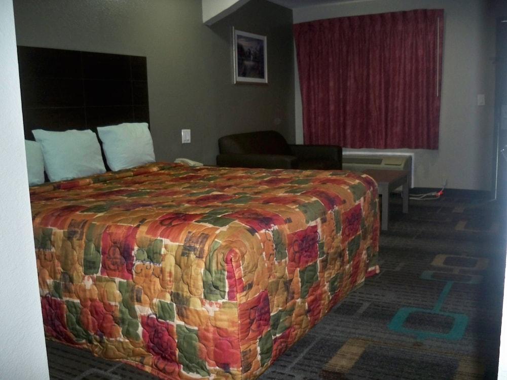 Scottish Inn & Suites photo 35