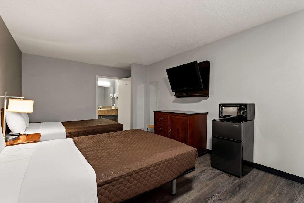 Rodeway Inn Brooklawn photo 27