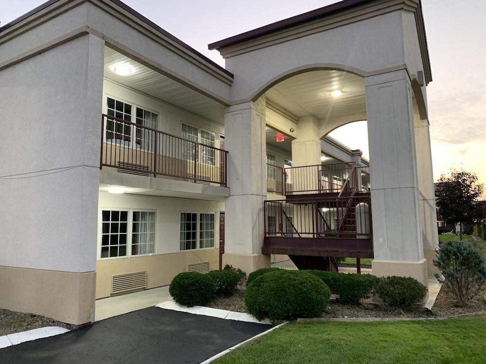 Days Inn by Wyndham Austintown photo 78