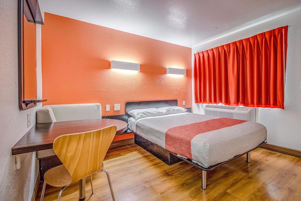 Motel 6 Conroe, TX photo 14
