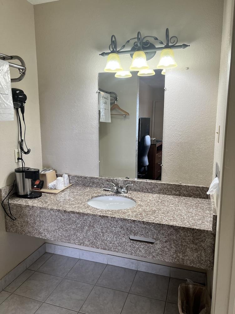 Americas Best Value Inn Edna photo 10
