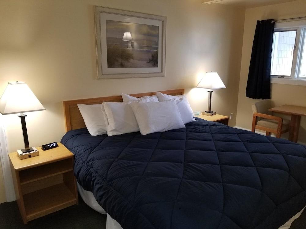 Captain's Quarters Motel photo 11