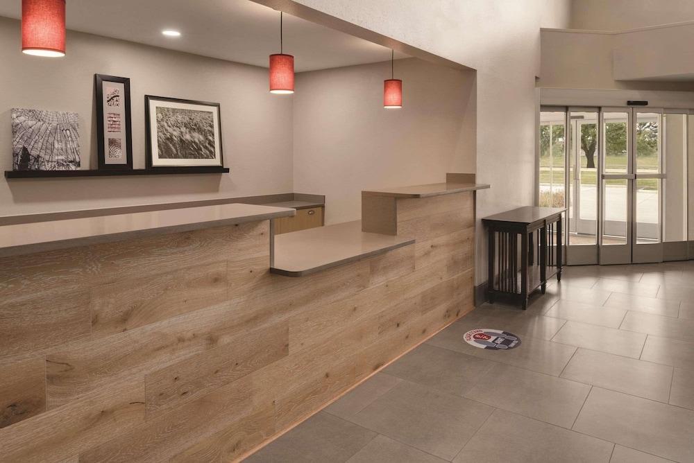 Country Inn & Suites by Radisson, Cedar Falls, IA photo 3