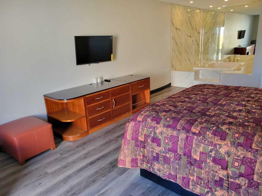 Stadium Inn & Spas photo 33