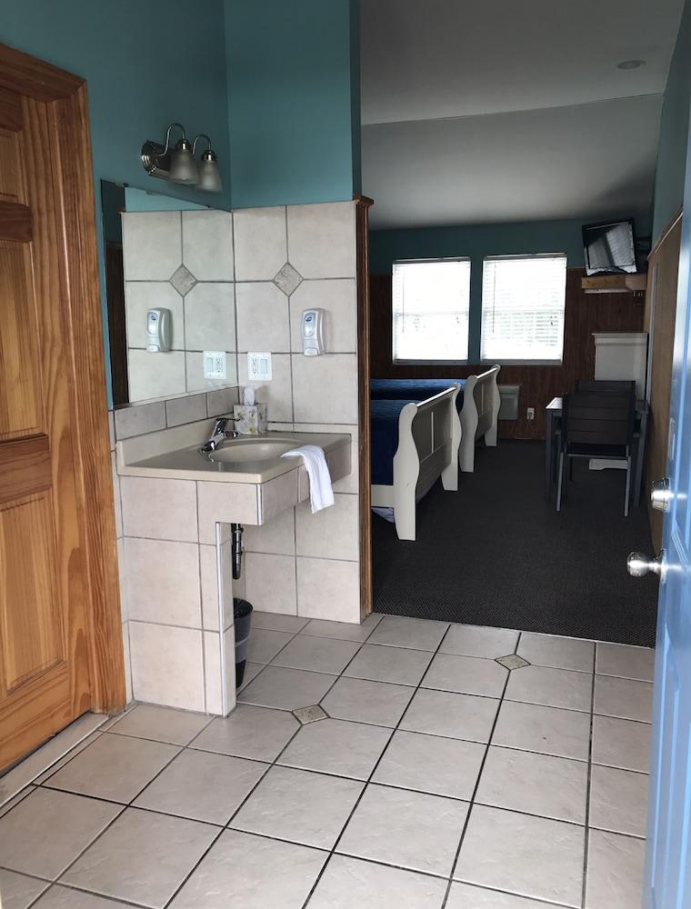 Pelican Point Motel photo 3