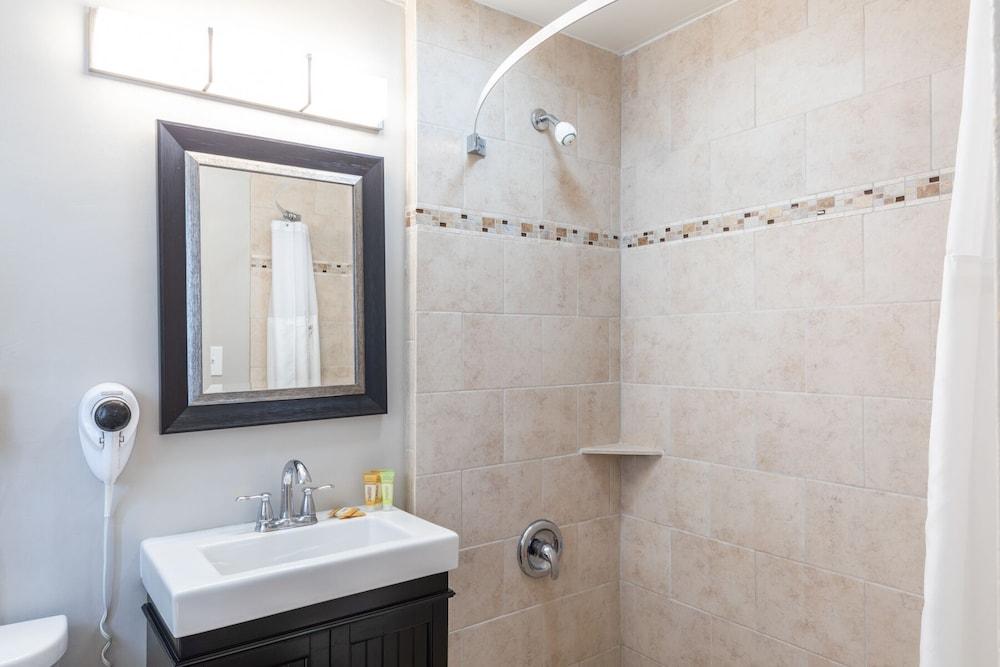 Vineyard Valley Inn photo 34
