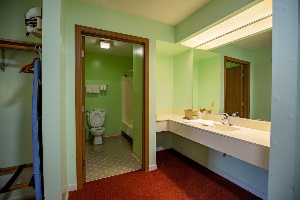 Budget Host Inn photo 13