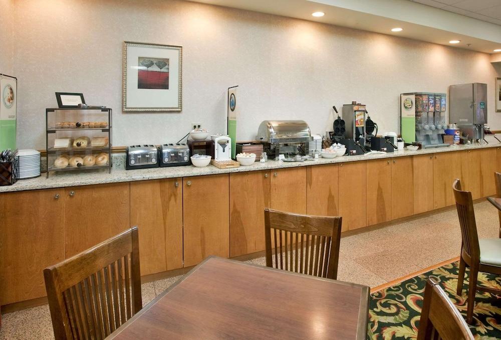 Country Inn & Suites by Radisson, Birch Run-Frankenmuth, MI photo 5