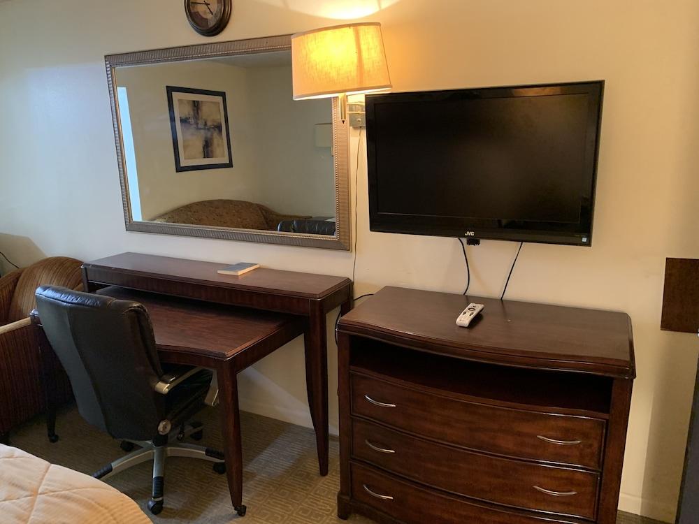 American Inn and Suites photo 14