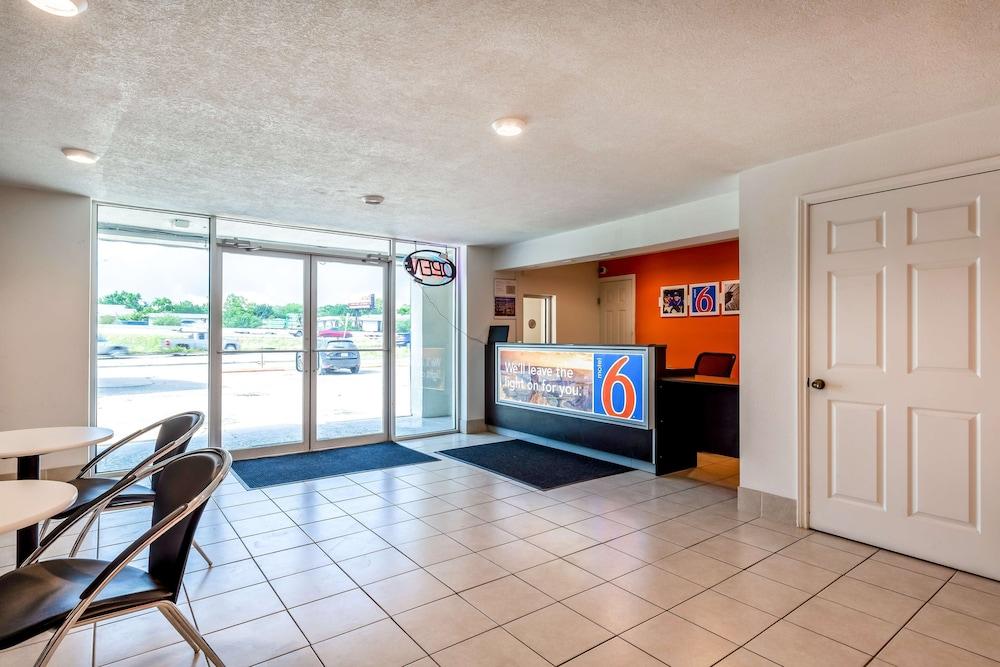 Motel 6 Houston, TX - East photo 2
