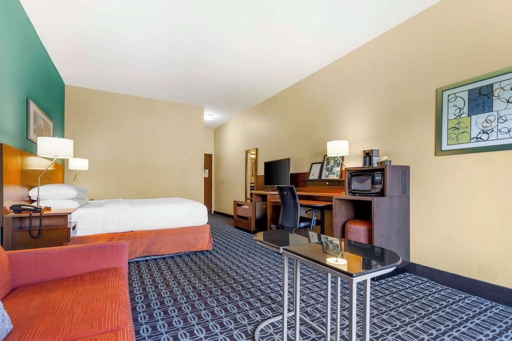 Comfort Inn & Suites Green Bay Stadium Area photo 15