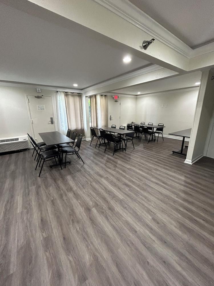 Clarion Pointe - Greensboro Coliseum Area photo 36