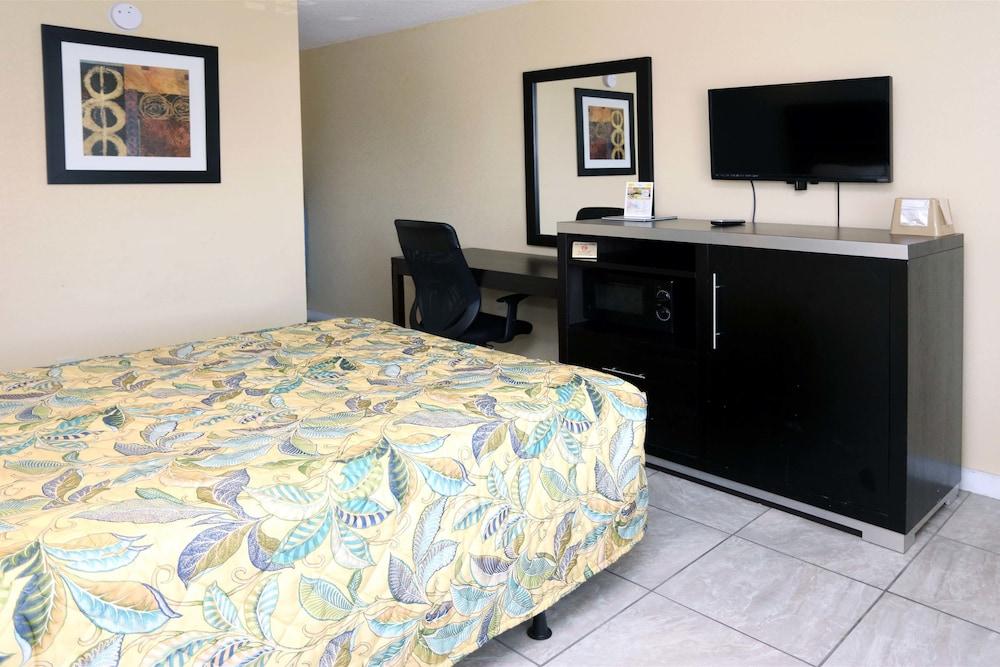 Blue Marlin Inn & Suites photo 5