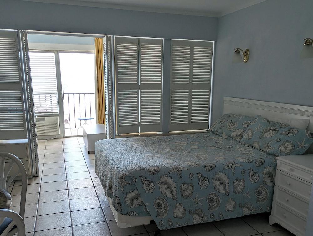 Traders Inn Beach Club photo 6