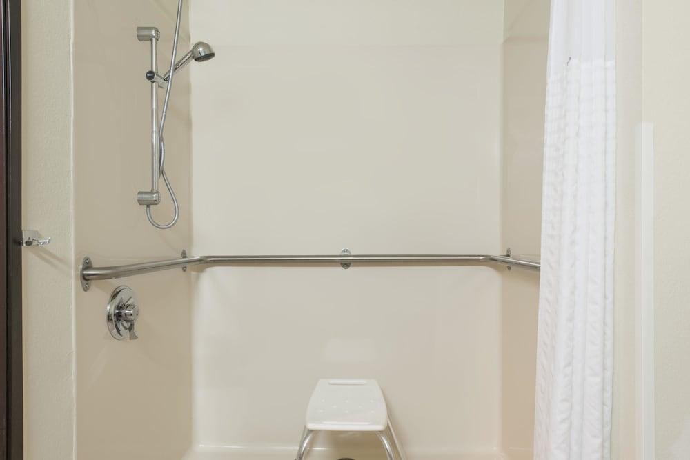 Super 8 by Wyndham Burnham/Lewistown photo 16