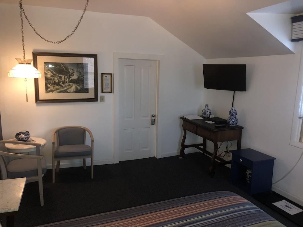 Harbor's Edge Motel photo 30