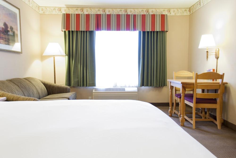 Country Inn & Suites by Radisson, Cedar Falls, IA photo 10