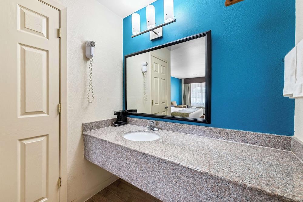 Best Western Delhi Inn photo 17