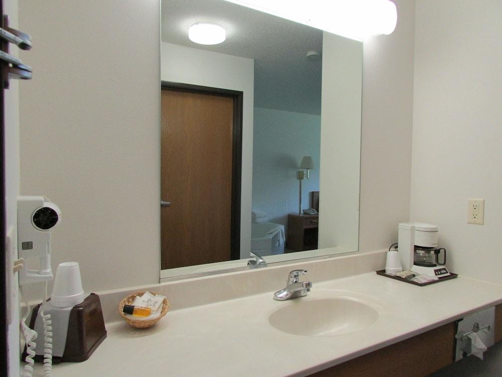 AmeriVu Inn and Suites - Stanley photo 27