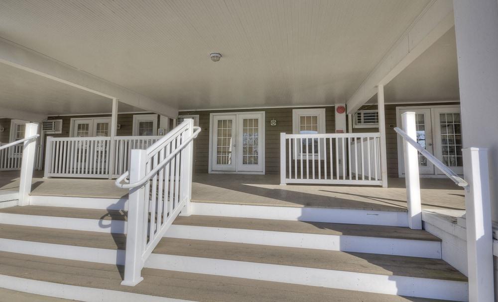 Ambassador Inn photo 19