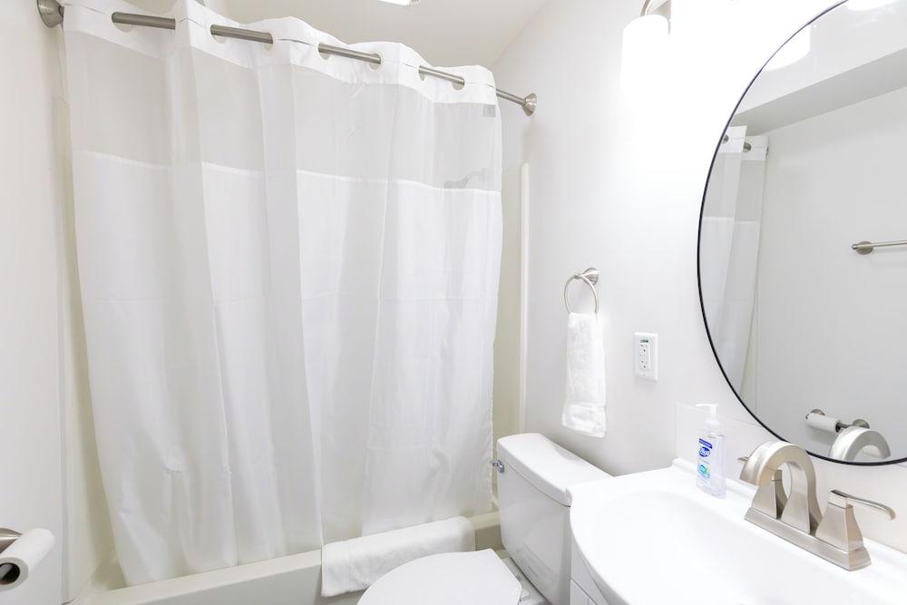 Anchor Bay Inn and Suites photo 42