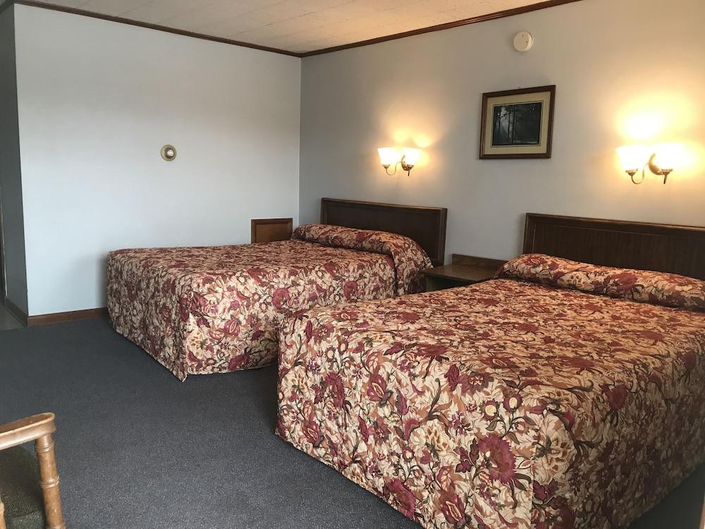 Colonial Hotel-Motel photo 11