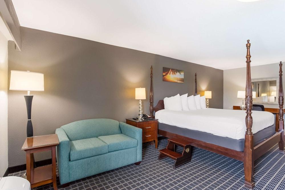 SureStay Plus Hotel by Best Western Greenwood photo 11
