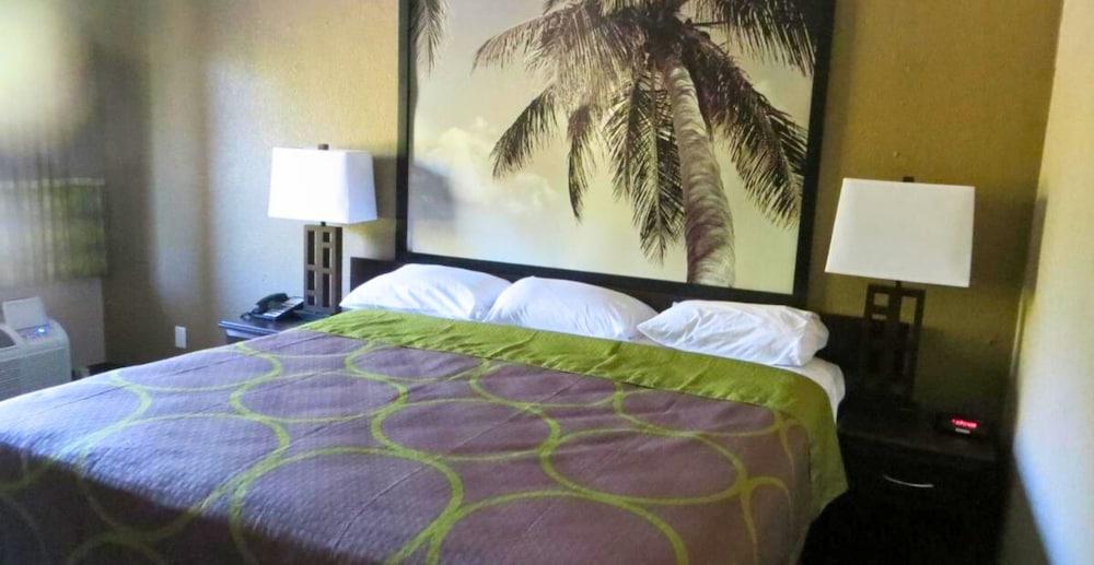 Super 8 by Wyndham Fort Myers photo 13