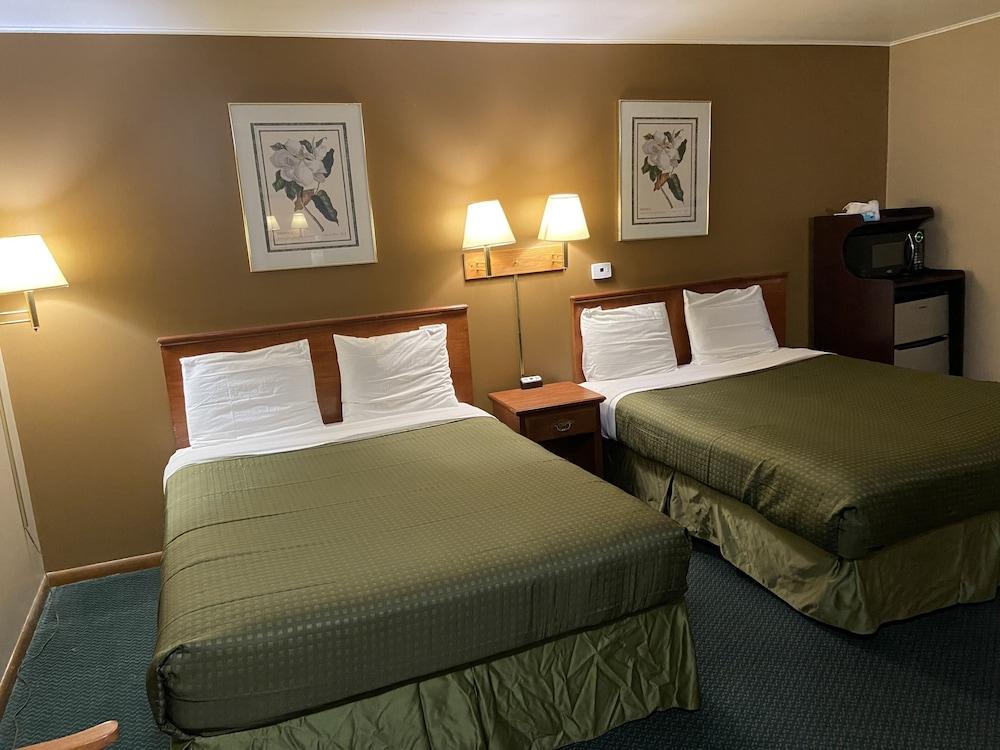Colonial Inn Dyersville photo 22