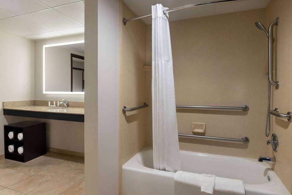 La Quinta Inn & Suites by Wyndham Lake George photo 50