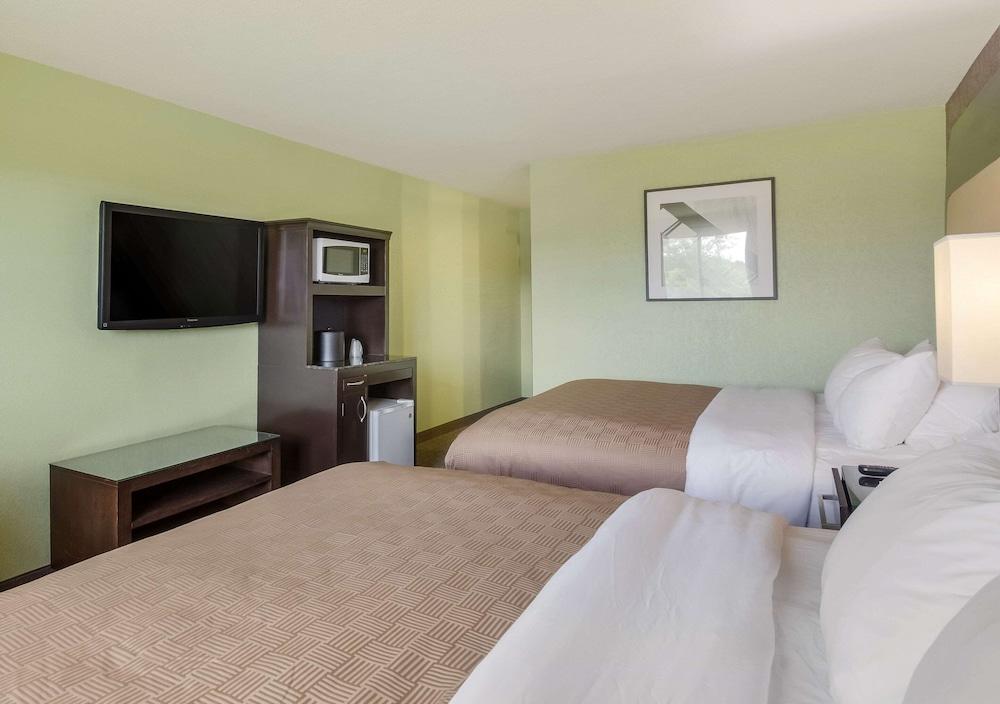Clarion Inn photo 24