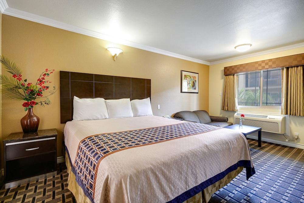 Hacienda Inn photo 8