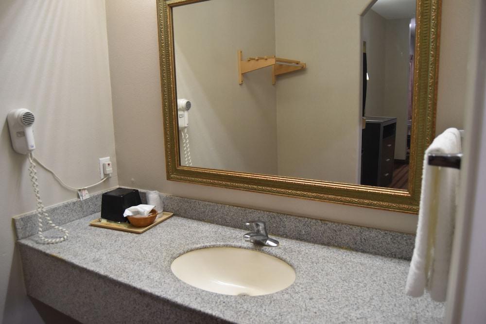 Camelot Inn & Suites Highway 290 NW Freeway photo 25