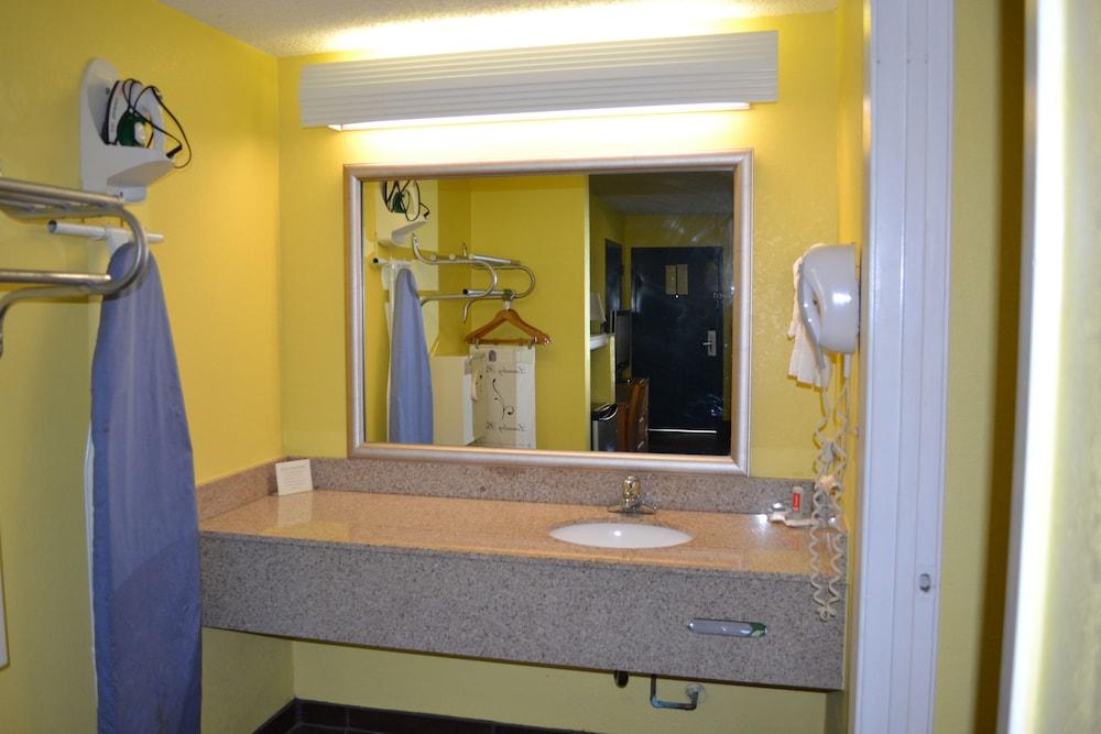 Econo Lodge Picayune photo 5